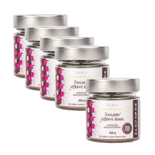 Confezione di crema cioccolato e nocciole