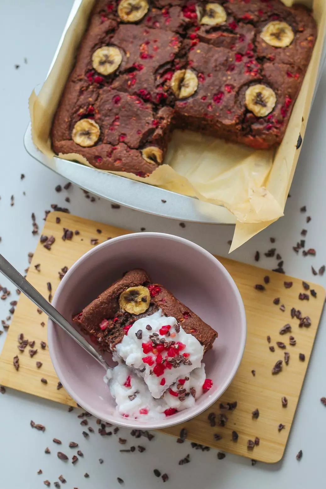 Porridge al forno con cioccolato e lamponi