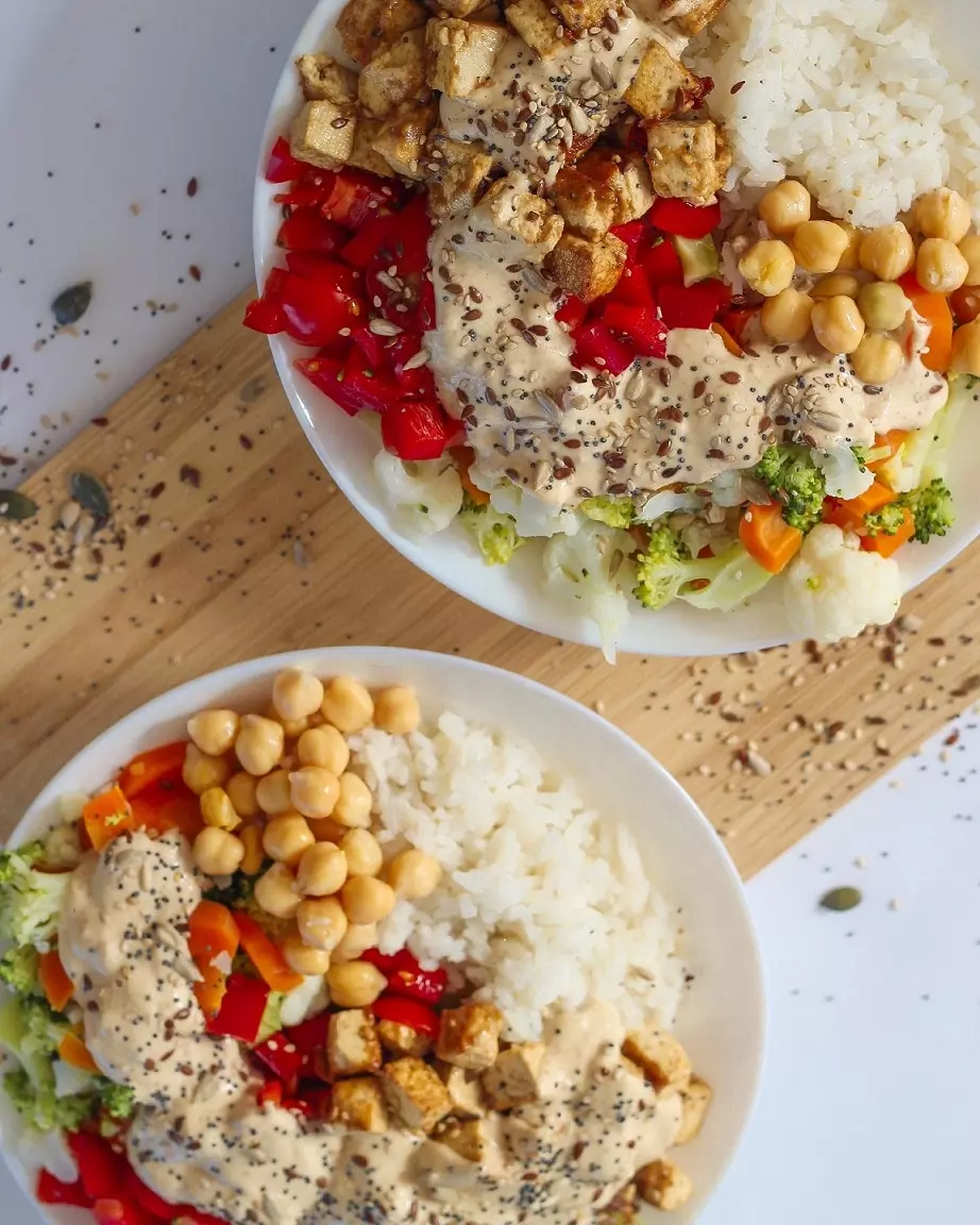 Tofu bowl con salsa di arachidi