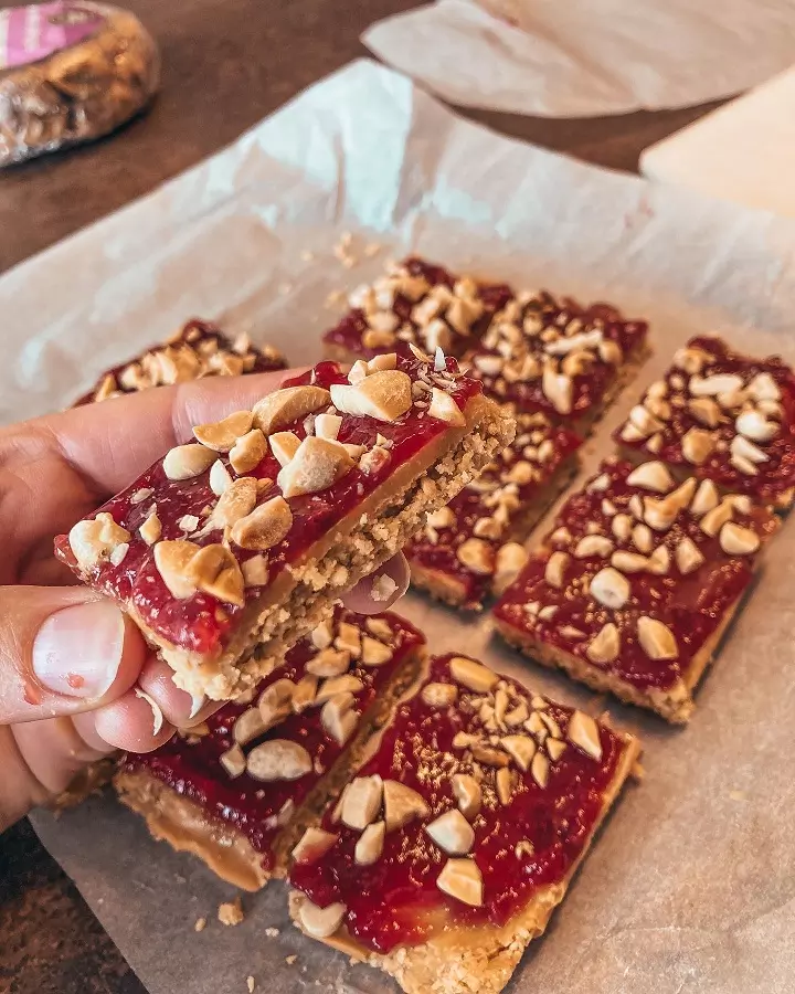 Barrette con marmellata e arachidi