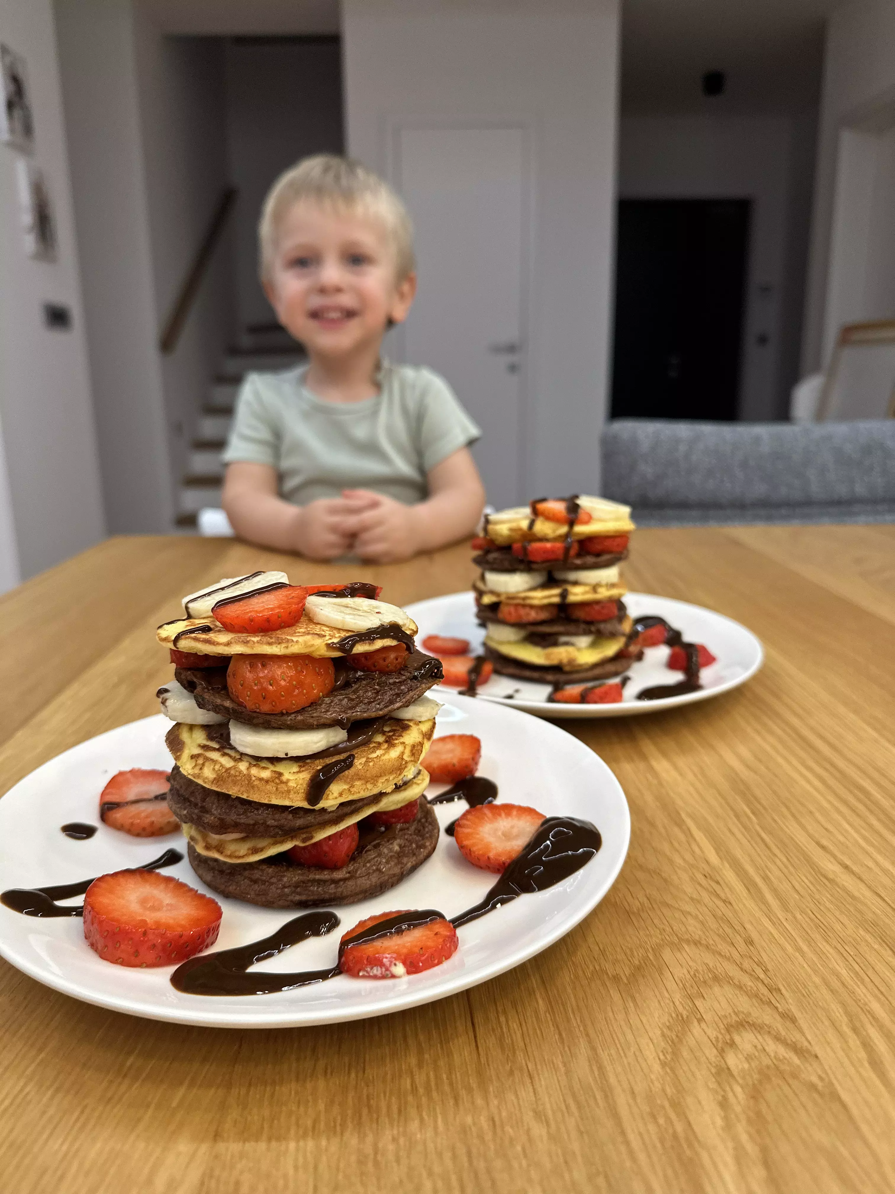 Pancake proteici bicolore con frutta