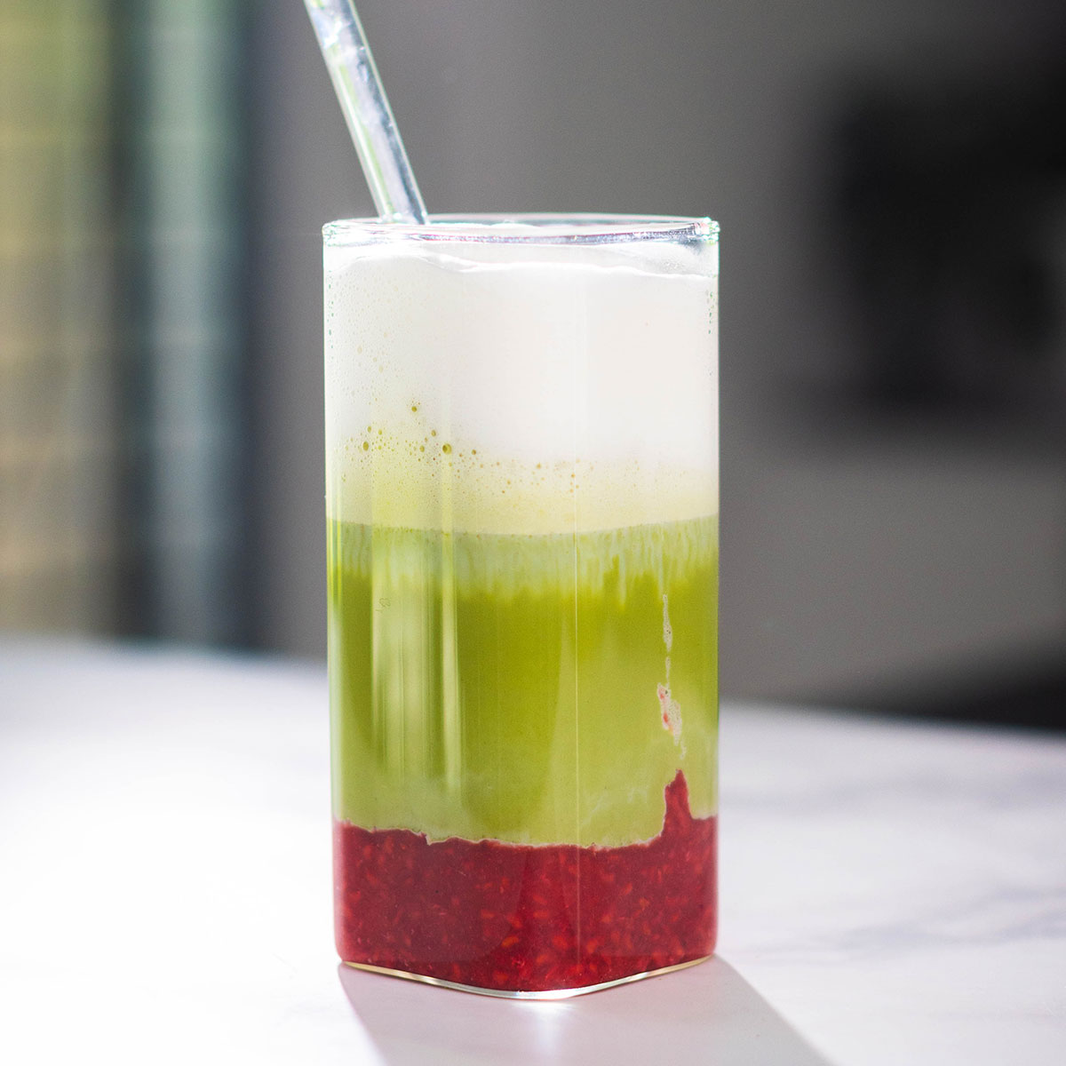 Latte al matcha e lamponi