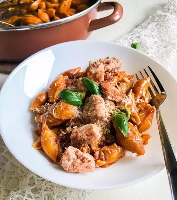 Conchiglie al sugo di pomodoro e salmone