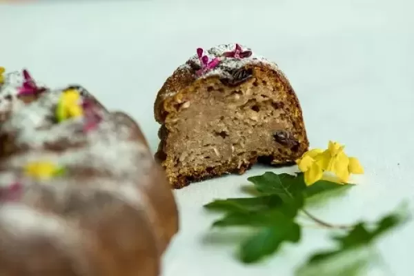 Pane alla banana con anacardi e mirtilli rossi