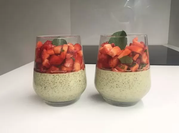 Budino al tè matcha con fragole