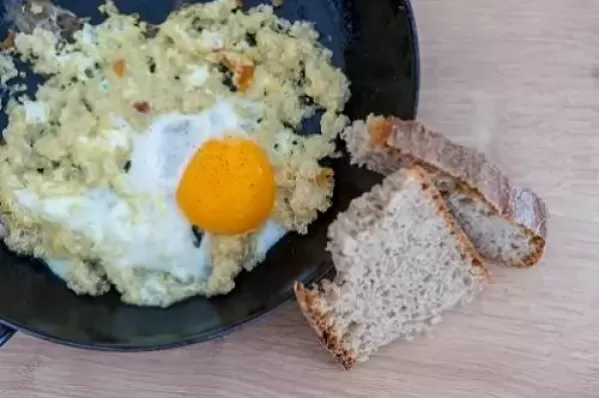 Uova fritte con quinoa