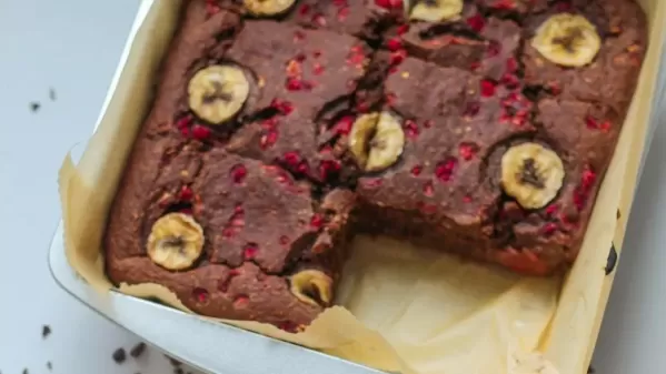 Porridge al forno con cioccolato e lamponi