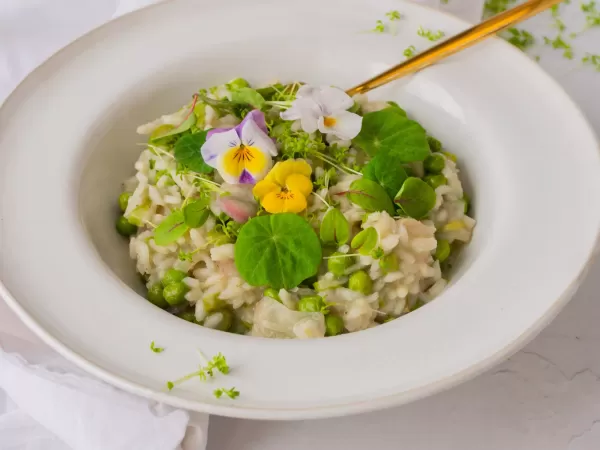 Risotto primaverile con ravanelli e asparagi