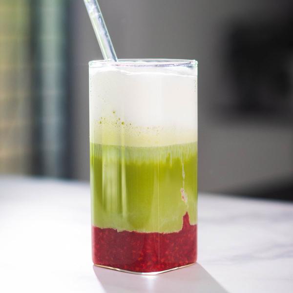 Latte al matcha e lamponi